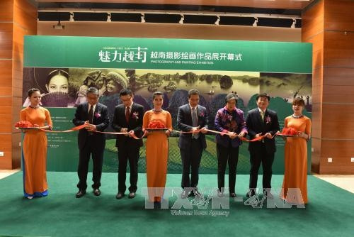 Đại sứ Việt Nam tại Trung Quốc Đặng Minh Khôi (giữa) cùng đại diện phía Trung Quốc cắt băng khai mạc Triển lãm. Ảnh: Tường Thu-Phóng viên TTXVN tại Trung Quốc