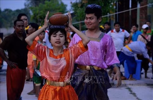 Các vận động viên tranh tài sôi nổi ở phần thi đội cà om lấy nước gày hội Văn hóa, Thể thao và Du lịch đồng bào dân tộc Khmer tỉnh An Giang lần thứ XII năm 2019. Ảnh: Công Mạo-TTXVN Các vận động viên tranh tài ở nội dung bóng chuyền. Ảnh: Công Mạo-TTXVN Các vận động viên tranh tài ở nội dung đẩy gậy. Ảnh: Công Mạo-TTXVN Giám đốc Sở Văn hóa, Thể thao và Du lịch tỉnh An Giang Nguyễn Khánh Hiệp tặng cờ cho các đội tham gia Ngày hội. Ảnh: Công Mạo-TTXVN