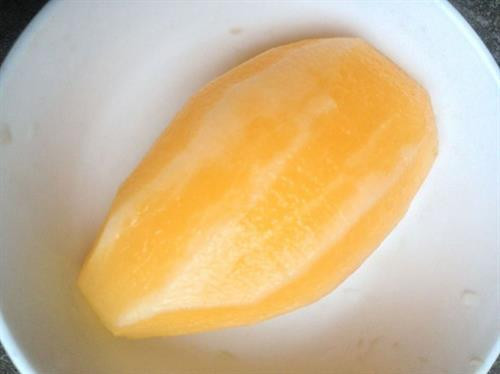 Sau khi got vỏ, củ có màu vàng nhạt và mọng nước Sau khi got vỏ, củ có màu vàng nhạt và mọng nước