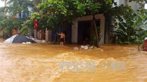 Nhiều tuyến đường ở thị trấn Sơn Dương, huyện Sơn Dương bị ngập lụt cục bộ. Ảnh: Văn Tý-TTXVN Nhiều tuyến đường ở thị trấn Sơn Dương, huyện Sơn Dương bị ngập lụt cục bộ. Ảnh: Văn Tý-TTXVN