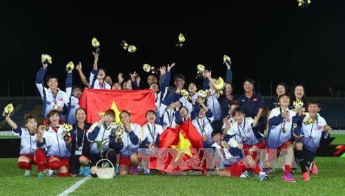 Các nữ cầu thủ Việt Nam vui mừng với tấm huy chương Vàng giành được tại SEA Games 29. Ảnh: Quốc Khánh - TTXVN Các nữ cầu thủ Việt Nam vui mừng với tấm huy chương Vàng giành được tại SEA Games 29. Ảnh: Quốc Khánh - TTXVN