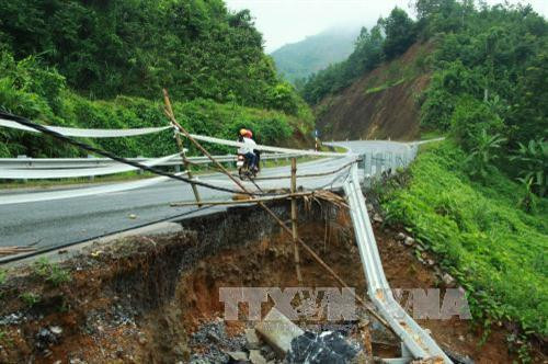 Do ảnh hưởng của mưa lớn nhiều ngày qua, trên quốc lộ 2C đoạn qua các xã Phú Thịnh và xã Đạo Viện, huyện Yên Sơn, tỉnh Tuyên Quang xuất hiện nhiều điểm sạt lở nghiêm trọng gây mất an toàn giao thông và ảnh hưởng đến việc đi lại của người dân mỗi khi lưu thông trên tuyến đường này. Trong ảnh: Điểm sạt lở taluy dương trên quốc lộ 2C địa phận xã Phú Thịnh, huyện Yên Sơn, tỉnh Tuyên Quang. Ảnh: Quang Cường - TTXVN Do ảnh hưởng của mưa lớn nhiều ngày qua, trên quốc lộ 2C đoạn qua các xã Phú Thịnh và xã Đạo Viện, huyện Yên Sơn, tỉnh Tuyên Quang xuất hiện nhiều điểm sạt lở nghiêm trọng gây mất an toàn giao thông và ảnh hưởng đến việc đi lại của người dân mỗi khi lưu thông trên tuyến đường này. Trong ảnh: Điểm sạt lở taluy dương trên quốc lộ 2C địa phận xã Phú Thịnh, huyện Yên Sơn, tỉnh Tuyên Quang. Ảnh: Quang Cường - TTXVN