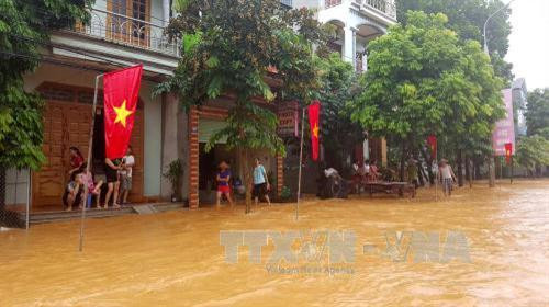 Nhiều tuyến đường ở thị trấn Sơn Dương, huyện Sơn Dương bị ngập lụt cục bộ. Ảnh: Văn Tý-TTXVN Nhiều tuyến đường ở thị trấn Sơn Dương, huyện Sơn Dương bị ngập lụt cục bộ. Ảnh: Văn Tý-TTXVN