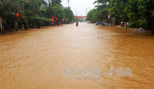 Nhiều tuyến đường ở thị trấn Sơn Dương, huyện Sơn Dương bị ngập lụt cục bộ. Ảnh: Văn Tý-TTXVN Nhiều tuyến đường ở thị trấn Sơn Dương, huyện Sơn Dương bị ngập lụt cục bộ. Ảnh: Văn Tý-TTXVN