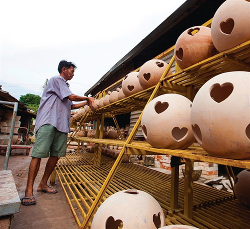 Phơi khô các sản phẩm trước khi nung. Ảnh: Thông Hải