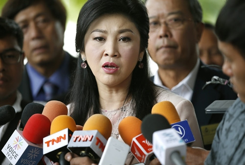 Trong ảnh (tư liệu): Bà Yingluck Shinawatra (giữa) trả lời báo giới tại Bangkok ngày 18/5. EPA/TTXVN