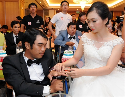 Các đôi uyên ương thực hiện nghi thức đeo nhẫn tại Lễ cưới tập thể Ảnh: An Hiếu – TTXVN