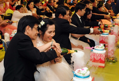 Các đôi uyên ương thực hiện nghi thức rót rượu tại Lễ cưới tập thể Ảnh: An Hiếu – TTXVN