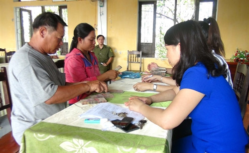 Người dân ở huyện Phú Lộc, Thừa Thiên - Huế nhận tiền bồi thường. Người dân ở huyện Phú Lộc, Thừa Thiên - Huế nhận tiền bồi thường.