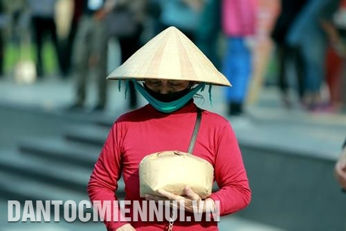 Người dân ấm lòng đón nhận gạo từ thiện.