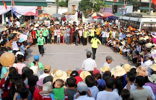 Trò chơi bịt mắt trao cá để phơi tại Lễ hội Đền Cờn. Ảnh: Tá Chuyên – TTXVN Trò chơi bịt mắt trao cá để phơi tại Lễ hội Đền Cờn. Ảnh: Tá Chuyên – TTXVN