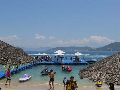 Một góc khu giải trí, thể thao biển Hòn Tằm.