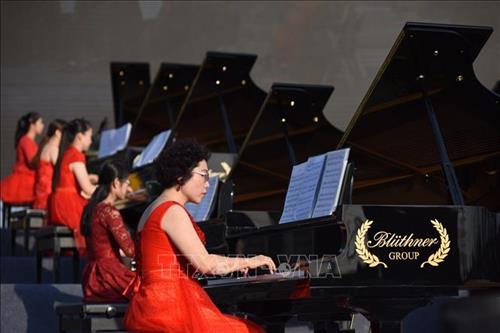 Các nghệ sĩ piano chơi đàn tại buổi hòa nhạc gây quỹ từ thiện ở Hà Bắc, Trung Quốc ngày 6/10/2018. Ảnh: THX/TTXVN Các nghệ sĩ piano chơi đàn tại buổi hòa nhạc gây quỹ từ thiện ở Hà Bắc, Trung Quốc ngày 6/10/2018. Ảnh: THX/TTXVN