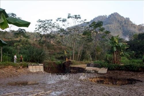 Hai hố sụt lún gần nhau tại ao của gia đình bà Bàn Thị Thục, thôn Bản Tàn. Ảnh: Đức Hiếu - TTXVN Hai hố sụt lún gần nhau tại ao của gia đình bà Bàn Thị Thục, thôn Bản Tàn. Ảnh: Đức Hiếu - TTXVN