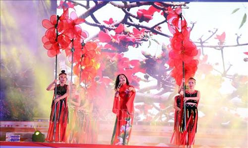 Các tiết mục văn nghệ đặc sắc đã mang đến cho người xem những góc nhìn về văn hóa, con người, vùng đất các tỉnh Tây Nguyên. Ảnh: Quang Thái- TTXVN Các tiết mục văn nghệ đặc sắc đã mang đến cho người xem những góc nhìn về văn hóa, con người, vùng đất các tỉnh Tây Nguyên. Ảnh: Quang Thái- TTXVN