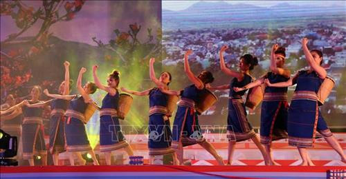 Các tiết mục văn nghệ đặc sắc đã mang đến cho người xem những góc nhìn về văn hóa, con người, vùng đất các tỉnh Tây Nguyên. Ảnh: Quang Thái- TTXVN Các tiết mục văn nghệ đặc sắc đã mang đến cho người xem những góc nhìn về văn hóa, con người, vùng đất các tỉnh Tây Nguyên. Ảnh: Quang Thái- TTXVN