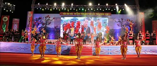 Các tiết mục văn nghệ đặc sắc đã mang đến cho người xem những góc nhìn về văn hóa, con người, vùng đất các tỉnh Tây Nguyên. Ảnh: Quang Thái- TTXVN Các tiết mục văn nghệ đặc sắc đã mang đến cho người xem những góc nhìn về văn hóa, con người, vùng đất các tỉnh Tây Nguyên. Ảnh: Quang Thái- TTXVN