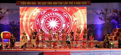 Các tiết mục văn nghệ đặc sắc đã mang đến cho người xem những góc nhìn về văn hóa, con người, vùng đất các tỉnh Tây Nguyên. Ảnh: Quang Thái- TTXVN Các tiết mục văn nghệ đặc sắc đã mang đến cho người xem những góc nhìn về văn hóa, con người, vùng đất các tỉnh Tây Nguyên. Ảnh: Quang Thái- TTXVN