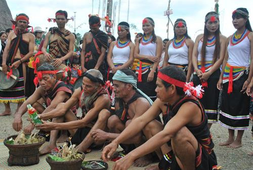 Các già làng người Cor đang thực hiện bài cúng mời thần linh trong lễ cầu mưa. Các già làng người Cor đang thực hiện bài cúng mời thần linh trong lễ cầu mưa.