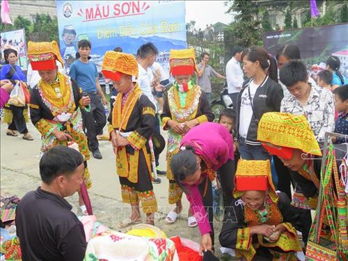 Liên hoan thu hút sự tham gia đông đảo của bà con các dân tộc tại địa phương. Ảnh: Ngọc Tùng – TTXVN Liên hoan thu hút sự tham gia đông đảo của bà con các dân tộc tại địa phương. Ảnh: Ngọc Tùng – TTXVN