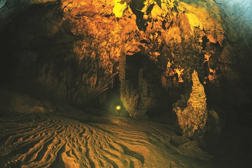 Sự kiến tạo của đá vôi tạo cho nền hang động nhiều đường lượn như sóng biển