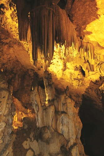 Những nhũ đá có hình thù kỳ lạ trong lòng động