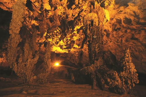 Nhiệt độ trong động luôn ổn định, từ 18 đến 25o C, mùa hè cho cảm giác mát mẻ còn mùa đông thì ấm áp