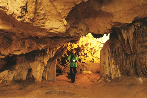 Động Ngườm Ngao có chiều dài 2.144 m, gồm 3 cửa chính: Ngườm Ngao, Ngườm Lồm và Ngườm Bản Thuôn