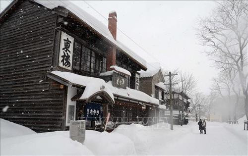 Đường đi, lối vào các ngôi nhà trong làng Kaitaku phủ đầy tuyết trắng. Ảnh: Thành Hữu - PV TTXVN tại Nhật Bản Tháp chuông của làng Kaitaku bên cạnh một ngôi nhà theo kiến trúc truyền thống Nhật Bản. Ảnh: Thành Hữu - PV TTXVN tại Nhật Bản Một quán mì Soba trong làng Kaitaku với thiết kế theo kiến trúc truyền thống Nhật Bản. Ảnh: Thành Hữu - PV TTXVN tại Nhật Bản Vào tháng 2, làng Kaitaku được bao phủ bởi lớp tuyết trắng. Ảnh: Thành Hữu - PV TTXVN tại Nhật Bản Một quán trà trong làng Kaitaku được bao phủ bởi tuyết trắng. Ảnh: Thành Hữu - PV TTXVN tại Nhật Bản Mái vòm và tường gỗ với các ô cửa trấn song dọc là kiểu kiến trúc tiêu biểu trong các ngôi đền của Nhật Bản. Ảnh: Thành Hữu - PV TTXVN tại Nhật Bản Bếp than hồng để sưởi ấm hoặc nướng đồ ăn là đặc trưng nổi bật của một ngôi nhà truyền thống tại Hokkaido. Ảnh: Thành Hữu - PV TTXVN tại Nhật Bản Bên trong một ngôi nhà truyền thống tại Hokkaido. Ảnh: Thành Hữu - PV TTXVN tại Nhật Bản Kiến trúc hiện đại phương Tây tại làng Kaitaku. Ảnh: Thành Hữu - PV TTXVN tại Nhật Bản Ngôi nhà theo phong cách truyền thống tại làng Kaitaku. Ảnh: Thành Hữu - PV TTXVN tại Nhật Bản Ngôi nhà thiết kế theo kiến trúc phương Tây trong làng Kaitaku. Ảnh: Thành Hữu - PV TTXVN tại Nhật Bản Nhà thờ Công giáo nhỏ tại làng Kaitaku. Ảnh: Thành Hữu - PV TTXVN tại Nhật Bản Đường trong làng Kaitaku phủ đầy tuyết trắng. Ảnh: Thành Hữu - PV TTXVN tại Nhật Bản Đường đi, lối vào các ngôi nhà trong làng Kaitaku phủ đầy tuyết trắng. Ảnh: Thành Hữu - PV TTXVN tại Nhật Bản Tháp chuông của làng Kaitaku bên cạnh một ngôi nhà theo kiến trúc truyền thống Nhật Bản. Ảnh: Thành Hữu - PV TTXVN tại Nhật Bản Một quán mì Soba trong làng Kaitaku với thiết kế theo kiến trúc truyền thống Nhật Bản. Ảnh: Thành Hữu - PV TTXVN tại Nhật Bản Vào tháng 2, làng Kaitaku được bao phủ bởi lớp tuyết trắng. Ảnh: Thành Hữu - PV TTXVN tại Nhật Bản Một quán trà trong làng Kaitaku được bao phủ bởi tuyết trắng. Ảnh: Thành Hữu - PV TTXVN tại Nhật Bản Mái vòm và tường gỗ với các ô cửa trấn song dọc là kiểu kiến trúc tiêu biểu trong các ngôi đền của Nhật Bản. Ảnh: Thành Hữu - PV TTXVN tại Nhật Bản Bếp than hồng để sưởi ấm hoặc nướng đồ ăn là đặc trưng nổi bật của một ngôi nhà truyền thống tại Hokkaido. Ảnh: Thành Hữu - PV TTXVN tại Nhật Bản Bên trong một ngôi nhà truyền thống tại Hokkaido. Ảnh: Thành Hữu - PV TTXVN tại Nhật Bản Kiến trúc hiện đại phương Tây tại làng Kaitaku. Ảnh: Thành Hữu - PV TTXVN tại Nhật Bản Ngôi nhà theo phong cách truyền thống tại làng Kaitaku. Ảnh: Thành Hữu - PV TTXVN tại Nhật Bản Ngôi nhà thiết kế theo kiến trúc phương Tây trong làng Kaitaku. Ảnh: Thành Hữu - PV TTXVN tại Nhật Bản Nhà thờ Công giáo nhỏ tại làng Kaitaku. Ảnh: Thành Hữu - PV TTXVN tại Nhật Bản Đường trong làng Kaitaku phủ đầy tuyết trắng. Ảnh: Thành Hữu - PV TTXVN tại Nhật Bản