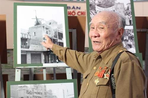 Nghệ sĩ nhiếp ảnh Minh Lộc giới thiệu, kể lại bối cảnh chụp bức ảnh máy bay B52 Mỹ bị bắn rơi