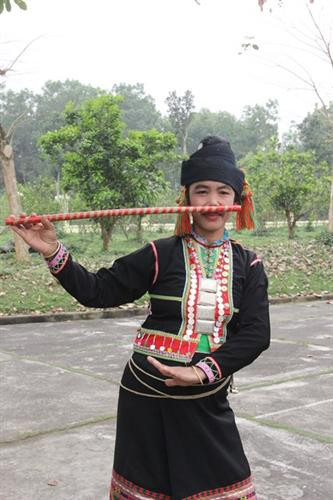 Chị Quàng Thị Dua diễn tấu sáo mũi Chị Quàng Thị Dua diễn tấu sáo mũi