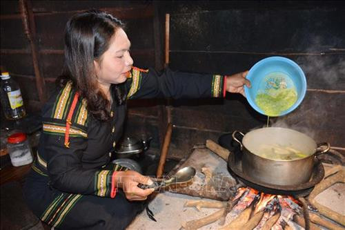 Chắt nước từ hỗn hợp lá yao và bột gạo vào nồi canh sau khi đã được giã đều, mịn. Ảnh: Hoài Thu – TTXVN Chắt nước từ hỗn hợp lá yao và bột gạo vào nồi canh sau khi đã được giã đều, mịn. Ảnh: Hoài Thu – TTXVN