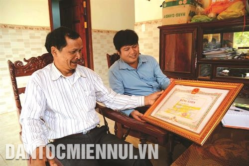 Ông Điểu Kêu (bên trái) vừa nhận được bằng khen của Cụm thi đua Tây Nguyên tại Hội nghị biểu dương điển hình tiên tiến trong phong trào thi đua yêu nước được tổ chức tại thành phố Kon Tum (Kon Tum) Ông Điểu Kêu (bên trái) vừa nhận được bằng khen của Cụm thi đua Tây Nguyên tại Hội nghị biểu dương điển hình tiên tiến trong phong trào thi đua yêu nước được tổ chức tại thành phố Kon Tum (Kon Tum)