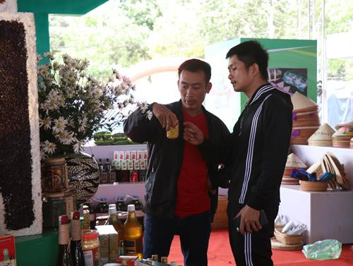 Một số hình ảnh về Gian hàng trưng bày của thành phố Hà Nội tại Hội chợ nông nghiệp và sản phẩm OCOP khu vực Tây Nguyên tại Đắk Lắk năm 2019.