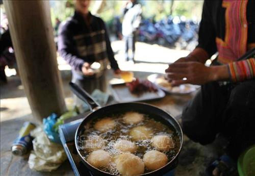 Bánh rán của người Mông - một trong những món được nhiều người yêu thích chỉ có trong chợ phiên. Ảnh: Quý Trung – TTXVN Bánh rán của người Mông - một trong những món được nhiều người yêu thích chỉ có trong chợ phiên. Ảnh: Quý Trung – TTXVN