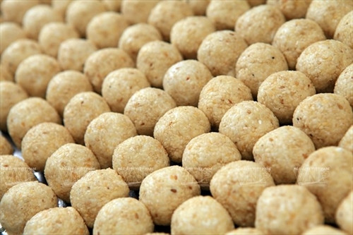 Những chiếc bánh tròn nhỏ xinh vừa được nặn xong. Những chiếc bánh tròn nhỏ xinh vừa được nặn xong.