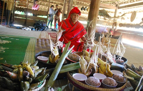 Già làng đang thực hiện lễ cúng Yang, cầu mong mùa màng tốt tươi, người người khỏe mạnh. Già làng đang thực hiện lễ cúng Yang, cầu mong mùa màng tốt tươi, người người khỏe mạnh.