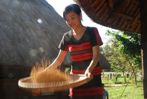 Gói bánh, sấy gạo là những công việc không thể thiếu trong việc chuẩn bị cho lễ hội A Za Koonh Gói bánh, sấy gạo là những công việc không thể thiếu trong việc chuẩn bị cho lễ hội A Za Koonh