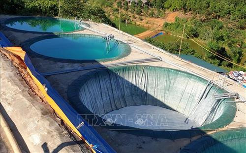 Các bể chứa để tiến hành tách tinh quặng đất hiếm. Ảnh: Quốc Khánh – TTXVN Các bể chứa để tiến hành tách tinh quặng đất hiếm. Ảnh: Quốc Khánh – TTXVN