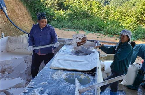 Lấy mẫu đất hiếm phân tích. Ảnh: Quốc Khánh – TTXVN Lấy mẫu đất hiếm phân tích. Ảnh: Quốc Khánh – TTXVN