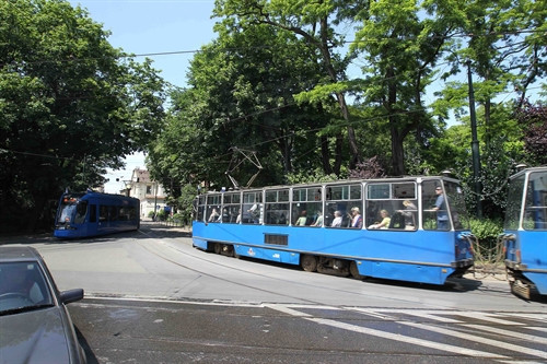 Tham quan Krakow, du khách sẽ thấy thành phố có rất nhiều tàu điện chạy trên đường, nhiều cửa hiệu ăn uống trên hè phố và nhiều chim bồ câu bay nhảy.