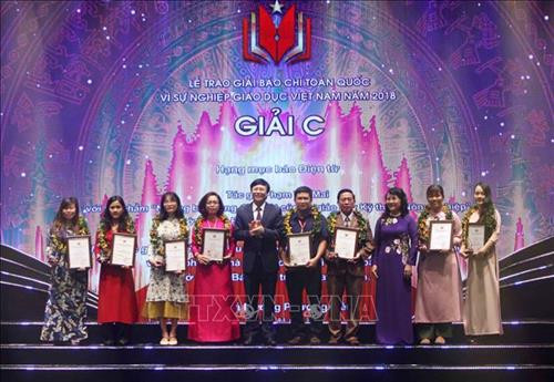 Các tác giả dành Giải C ở các hạng mục nhận giải. Ảnh: Thanh Tùng-TTXVN