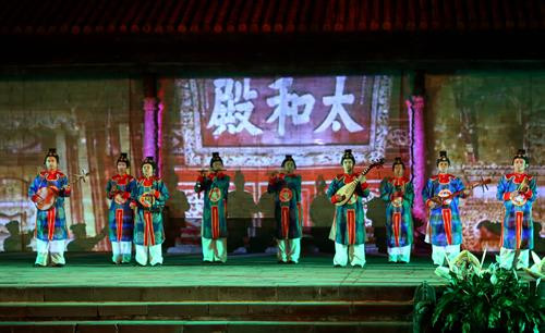 Biểu diễn nhã nhạc cung đình Huế trong "Đêm hoàng cung". Ảnh: Hồ Cầu -TTXVN