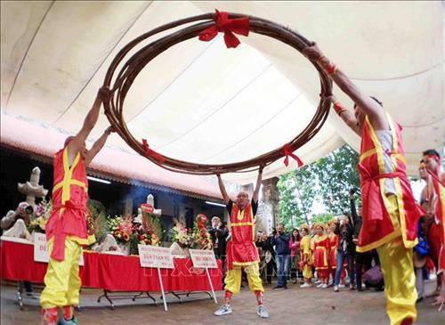 Cuộn dây kéo được các đội trưởng nâng lên 3 lần khi hành lễ. Ảnh: Thanh Tùng-TTXVN Cuộn dây kéo được các đội trưởng nâng lên 3 lần khi hành lễ. Ảnh: Thanh Tùng-TTXVN Dây kéo co có chiều dài hàng chục mét. Ảnh: Thanh Tùng-TTXVN Các đội tham gia kéo co hành lễ trong đền. Ảnh: Thanh Tùng-TTXVN Mỗi hiệp đấu kết thúc, phần thắng thuộc về bên nào không quan trọng, quan trọng là chúng ta đã góp phần bảo tồn và phát huy một di sản văn hóa phi vật thể đại diện nhân loại. Ảnh: Thanh Tùng-TTXVN Sự cố gắng, quyết liệt mỗi hiệp kéo biểu cảm rõ nét trên từng người tham gia kéo. Ảnh: Thanh Tùng-TTXVN Khi có hiệu lệnh “bắt đầu” các trai kéo dồn hết sức lực để kéo. Ảnh: Thanh Tùng-TTXVN Một “trai kéo” tới từ Hàn Quốc (người đeo kính) cùng tham gia kéo. Ảnh: Thanh Tùng-TTXVN Sự cố gắng, quyết liệt mỗi hiệp kéo biểu cảm rõ nét trên từng người tham gia kéo. Ảnh: Thanh Tùng-TTXVN Thanh gỗ nhỏ được trọng tài dùng để chêm vào lỗ giúp cho dây kéo ko xê dịch trước khi phát lệnh kéo. Ảnh: Thanh Tùng-TTXVN Dây kéo được luồn qua một cột gỗ chôn chặt dưới đất. Ảnh: Thanh Tùng-TTXVN Cuộn dây kéo được các đội trưởng nâng lên 3 lần khi hành lễ. Ảnh: Thanh Tùng-TTXVN Cuộn dây kéo được các đội trưởng nâng lên 3 lần khi hành lễ. Ảnh: Thanh Tùng-TTXVN Dây kéo co có chiều dài hàng chục mét. Ảnh: Thanh Tùng-TTXVN Các đội tham gia kéo co hành lễ trong đền. Ảnh: Thanh Tùng-TTXVN Mỗi hiệp đấu kết thúc, phần thắng thuộc về bên nào không quan trọng, quan trọng là chúng ta đã góp phần bảo tồn và phát huy một di sản văn hóa phi vật thể đại diện nhân loại. Ảnh: Thanh Tùng-TTXVN Sự cố gắng, quyết liệt mỗi hiệp kéo biểu cảm rõ nét trên từng người tham gia kéo. Ảnh: Thanh Tùng-TTXVN Khi có hiệu lệnh “bắt đầu” các trai kéo dồn hết sức lực để kéo. Ảnh: Thanh Tùng-TTXVN Một “trai kéo” tới từ Hàn Quốc (người đeo kính) cùng tham gia kéo. Ảnh: Thanh Tùng-TTXVN Sự cố gắng, quyết liệt mỗi hiệp kéo biểu cảm rõ nét trên từng người tham gia kéo. Ảnh: Thanh Tùng-TTXVN Thanh gỗ nhỏ được trọng tài dùng để chêm vào lỗ giúp cho dây kéo ko xê dịch trước khi phát lệnh kéo. Ảnh: Thanh Tùng-TTXVN Dây kéo được luồn qua một cột gỗ chôn chặt dưới đất. Ảnh: Thanh Tùng-TTXVN