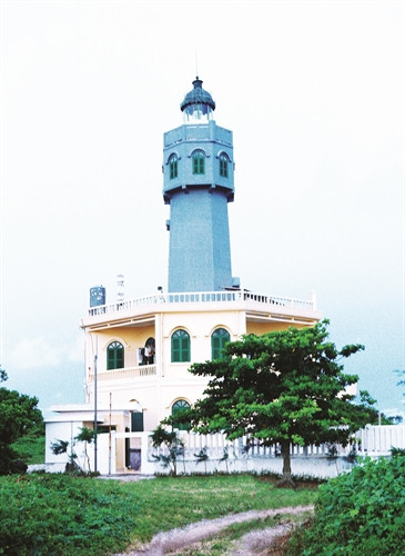 Ngọn hải đăng trên đảo Bạch Long Vĩ