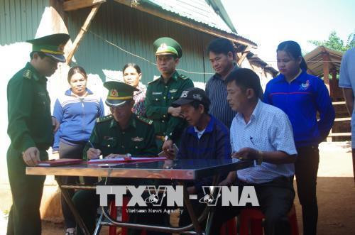 Đồn biên phòng cửa khẩu Quốc tế Lệ Thanh (Gia Lai) ký biên bản bàn giao bò giống cho ông Rơ Châm Chiêk thuộc gia đình chính sách có hoàn cảnh khó khăn tại xã Ia Dom, huyện Đức Cơ. Ảnh: Hồng Điệp - TTXVN Đồn biên phòng cửa khẩu Quốc tế Lệ Thanh (Gia Lai) ký biên bản bàn giao bò giống cho ông Rơ Châm Chiêk thuộc gia đình chính sách có hoàn cảnh khó khăn tại xã Ia Dom, huyện Đức Cơ. Ảnh: Hồng Điệp - TTXVN