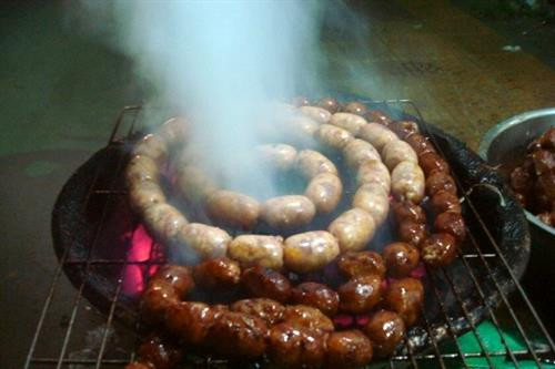 Lạp xưởng bò- món ăn hấp dẫn của người Chăm Lạp xưởng bò- món ăn hấp dẫn của người Chăm