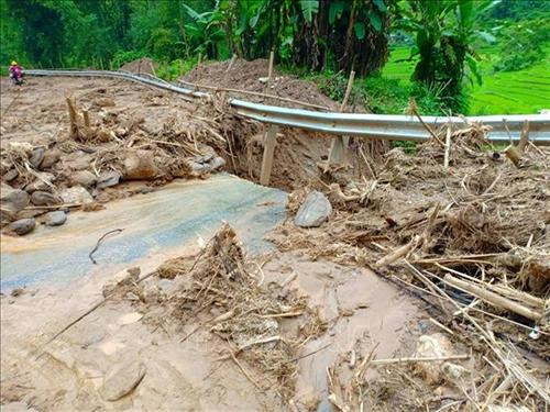 Đường giao thông dẫn đến Bản Táo, xã biên giới Trung Lý, huyện Mường Lát bị cô lập hoàn toàn. Ảnh: Nguyễn Nam-TTXVN Đường giao thông dẫn đến Bản Táo, xã biên giới Trung Lý, huyện Mường Lát bị cô lập hoàn toàn. Ảnh: Nguyễn Nam-TTXVN