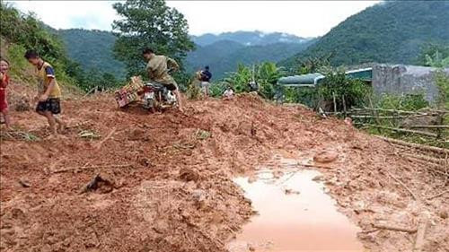 Đoàn cứu trợ người dân vùng lũ của Câu lạc bộ tình nguyện T36 (Thanh Hóa) đang tiếp cận Bản Táo, xã biên giới Trung Lý, huyện Mường Lát. Ảnh: Nguyễn Nam-TTXVN Đoàn cứu trợ người dân vùng lũ của Câu lạc bộ tình nguyện T36 (Thanh Hóa) đang tiếp cận Bản Táo, xã biên giới Trung Lý, huyện Mường Lát. Ảnh: Nguyễn Nam-TTXVN