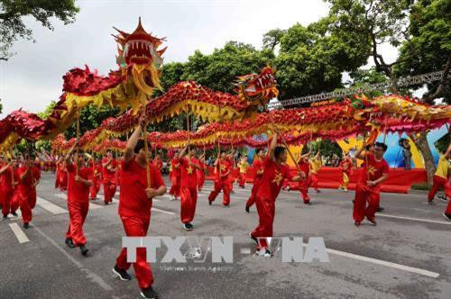 Đoàn múa rồng diễu hành. Ảnh: Thành Đạt – TTXVN